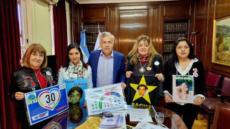 Alfredo Cornejo junto a Madres del Dolor y Fundación Estrellas Amarillas La Pampa y Fundación Estrellas Amarillas La Pampa Foto: Twitter @AlfredoCornejo