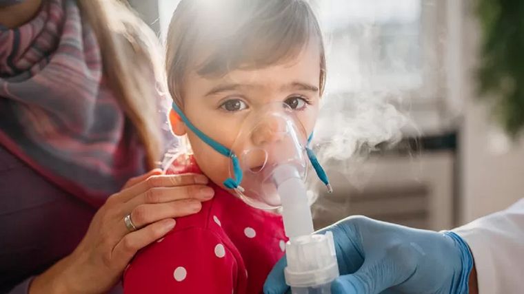 Niños con enfermedades respiratorias han colmado las guardias pediátricas en varios países. Foto: GETTY IMAGES