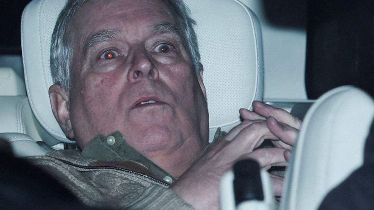 Andrés Mountbatten Windsor tras ser liberado después de su arresto.