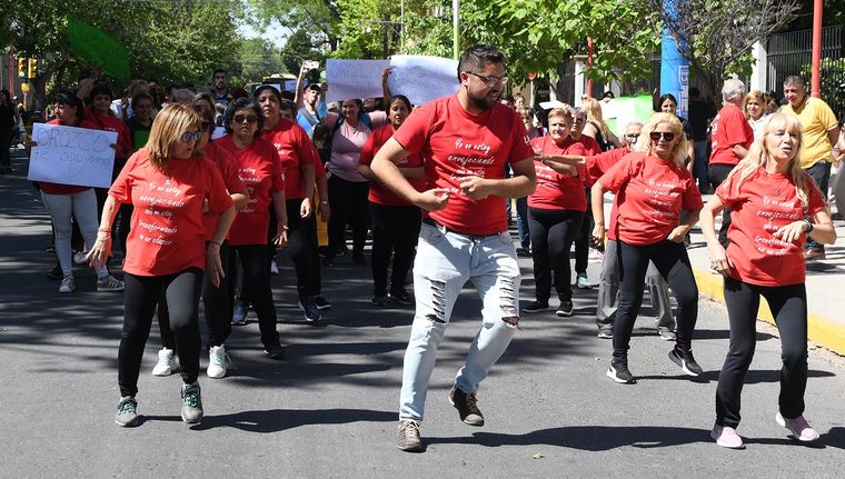 Así se bailaba en Las Heras en apoyo a Orozco mientras empleados reclamaban sueldos atrasados. Foto: ALF PONCE MERCADO / MDZ