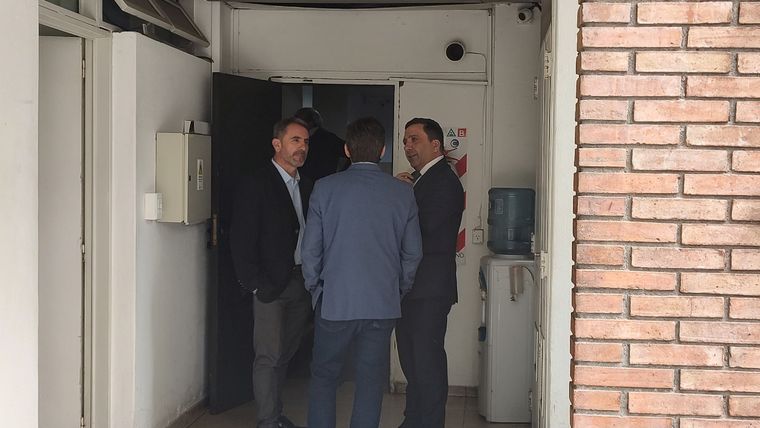 Los diputados Jorge Difonso y Gustavo Cairo, dialogando con el presidente de la cámara baja, Andrés Lombardi. Foto: MDZ