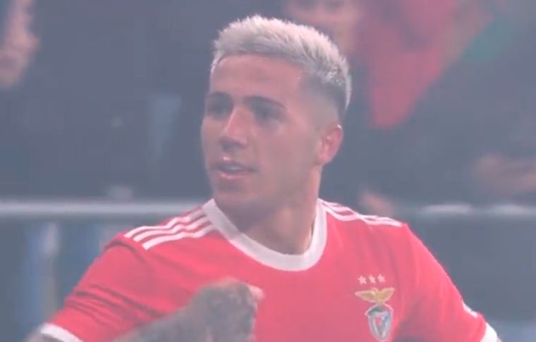 Enzo Fernández El volante argentino aseguró que sigue en Benfica con un gesto a la hinchada.