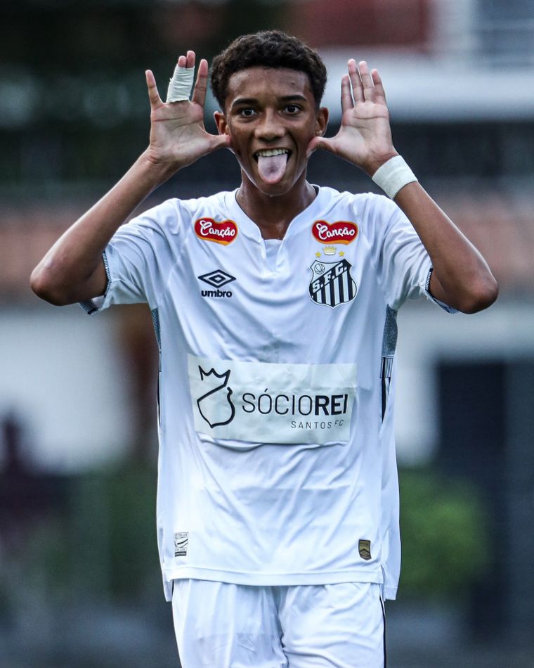 Robinho Jr., hijo del recordado delantero brasileño, acusó a Neymar de pegar y le reclamó medidas a Santos. Robinho Jr., hijo del recordado delantero brasileño, acusó a Neymar de pegar y le reclamó medidas a Santos.