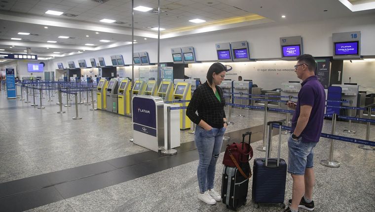 Miles de pasajeros debieron cambiar sus planes de viaje por el paro. Foto: NA
