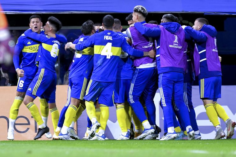 Todos abrazan a Varela, autor del gol de la clasificación. Foto: Télam