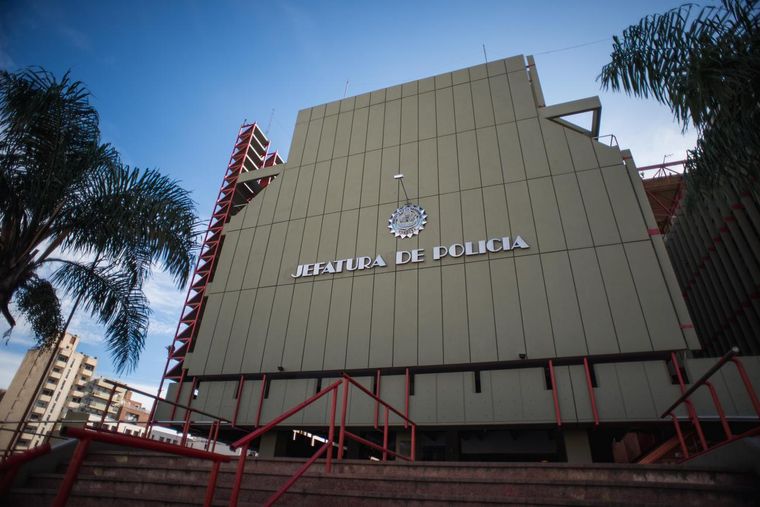 Un cabo fue acusado de haber grabado y fotografiado a compañeras en el baño de la Jefatura de la Policía de Córdoba.
