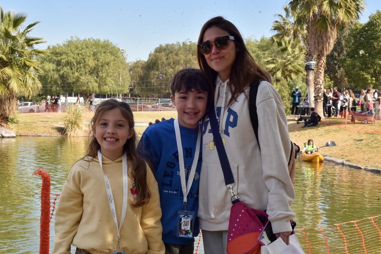 La familia Reyes Crayachichi con grandes sonrisas. La familia Reyes Crayachichi con grandes sonrisas.