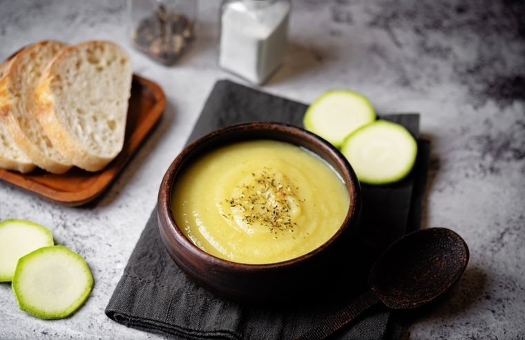 Irresistible receta de sopa crema de calabacín lista en pocos minutos.