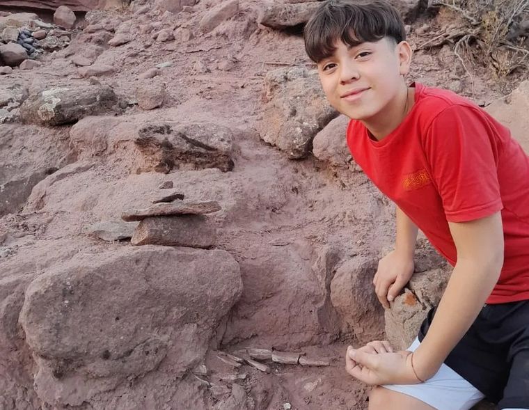 Tiziano Muñoz, un adolescente de la localidad de Añelo, cerca de Vaca Muerta, halló huesos de lo que se trataría de un dinosaurio herbívoro gigante. Foto: Familia Muñoz