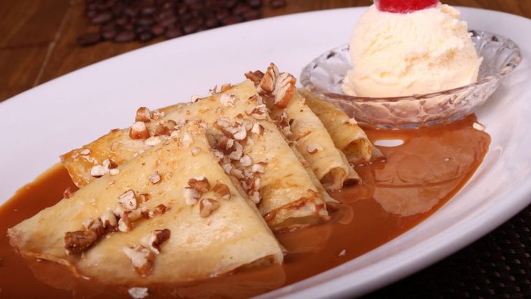 Prepara deliciosas crepas de cajeta flameadas en pocos pasos y enamórate de su sabor.