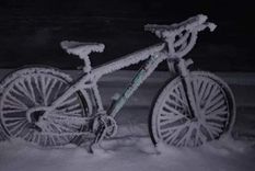 A pesar del frío extremo en la localidad de Río Mayo, en Chubut, Oscar Segovia sale todos los días a entrenar con su bici Foto: Oscar Segovia