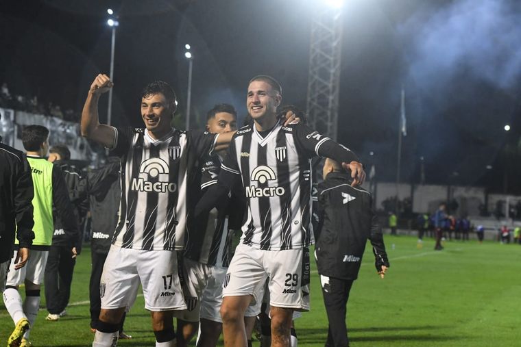 Agustín Modica, autor del tanto ante Lanús, festejando el triunfo.