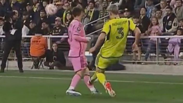 MacNaughton deja la plancha e impacta a Messi Foto: Captura Video