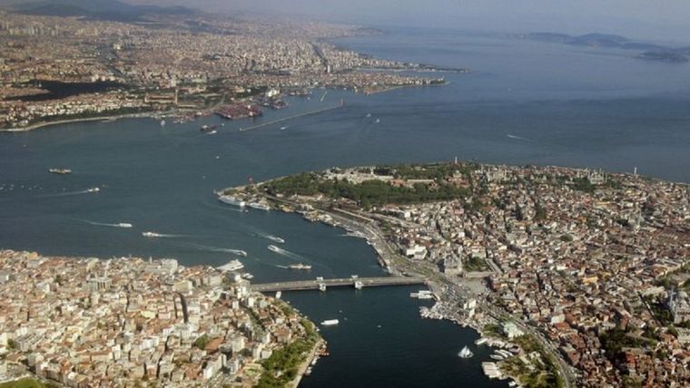 La ciudad de Estambul se extiende a ambos lados del Bósforo. Foto: GETTY IMAGES