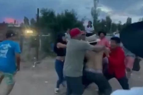 En plena Fiesta del Chivo se desató una feroz pelea. Foto: Captura de pantalla