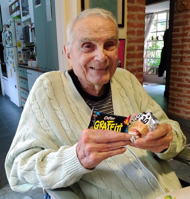 Francisco Bellotti con dos de sus creaciones Foto: Gentileza Fernanda Bellotti