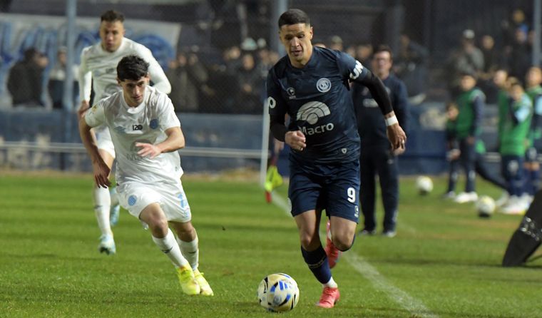Arce intenta en el encuentro ante Belgrano.&nbsp;