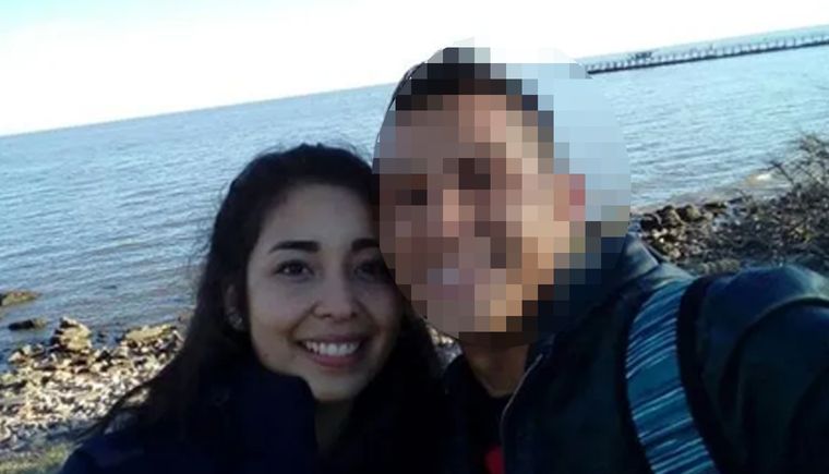 Fernanda Leyes junto a su entonces novio, el policía que ahora fue detenido por una presunta violación. (Se pixela el rostro para no exponer la identidad de la denunciante de abuso sexual) 