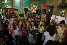 Hinchadas y bulla en la puerta del hotel Fuentemayor.