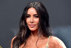 KIM KARDASHIAN LA EMPRESARIA SABE CÓMO MANTENERSE EN FORMA. Foto: https://www.harpersbazaar.com/es/famosas/el-estilo-de/a39673669/kim-kardashian-abdominales-delgada-foto-instagram-hawai/