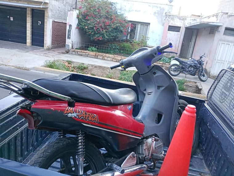 La moto recuperada, una Honda Wave 110 roja Foto: Prensa Ministerio de Seguridad
