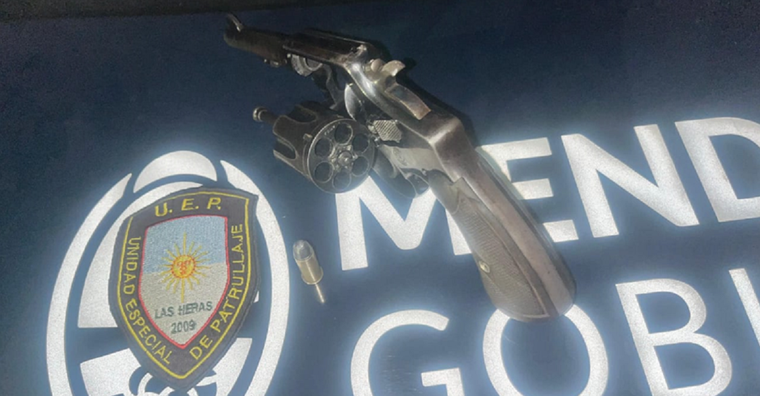 El arma que ocultaba el niño. Foto: Ministerio de Seguridad.