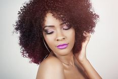 Mantener los rizos sin frizz es más sencillo de lo que parece. Foto: Pixabay - pixabay.com