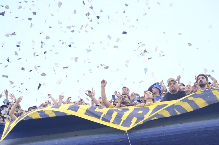 En plena entrada en calor, los hinchas de Boca recibieron al plantel de River de una manera especial. Puro folklore.&nbsp;