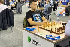 Ian Nepomniachtchi, ajedrecista ruso, fue a jugar el Mundial con una camiseta que tenía inscripta la frase qué mirás bobo de Messi y fue obligado por las autoridades a cambiársela.