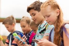 Para muchos padres es importante que sus hijos tengan un teléfono inteligente.