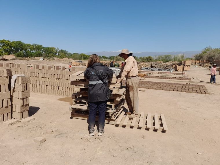 AFIP detectó 21 trabajadores en situación irregular en una fábrica de ladrillos. Foto: AFIP