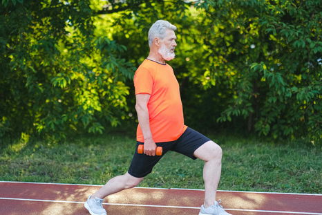 Uno de los problemas más comunes en los adultos mayores es la pérdida de equilibrio. Uno de los problemas más comunes en los adultos mayores es la pérdida de equilibrio.