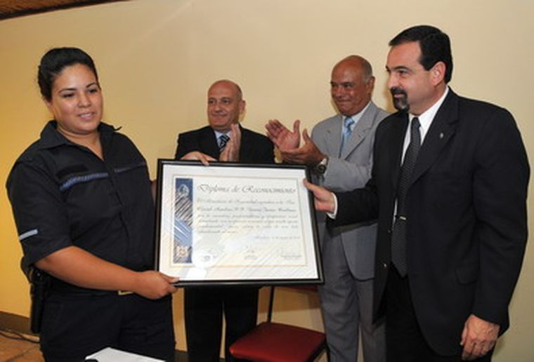 Farías recibe el diploma. Foto: Pachy Reynoso/ MDZ