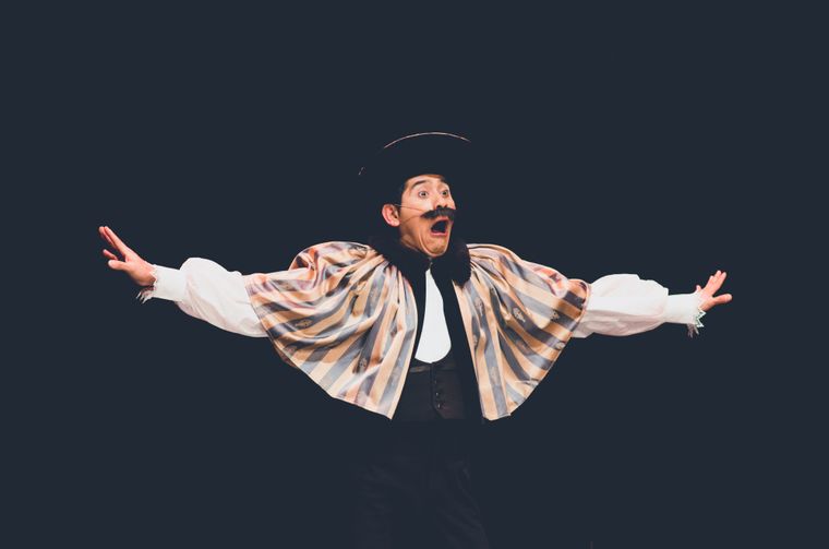 El Bululú de Osqui Guzmán tendrá sus últimas dos presentaciones en Argentina y parte rumbo a España.