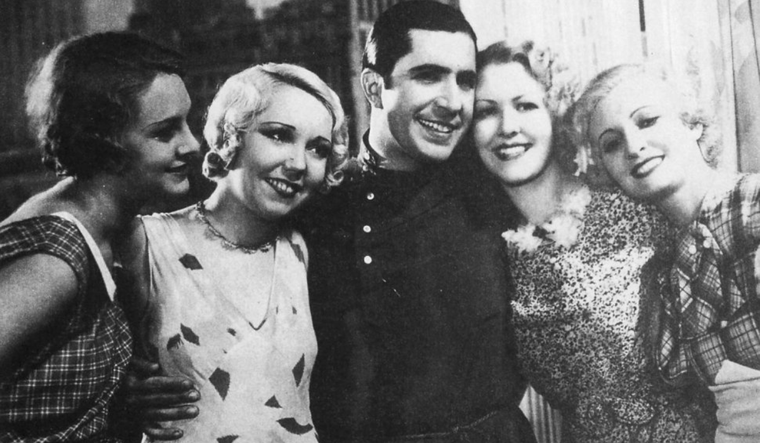 Carlos Gardel junto a un grupo de actrices.