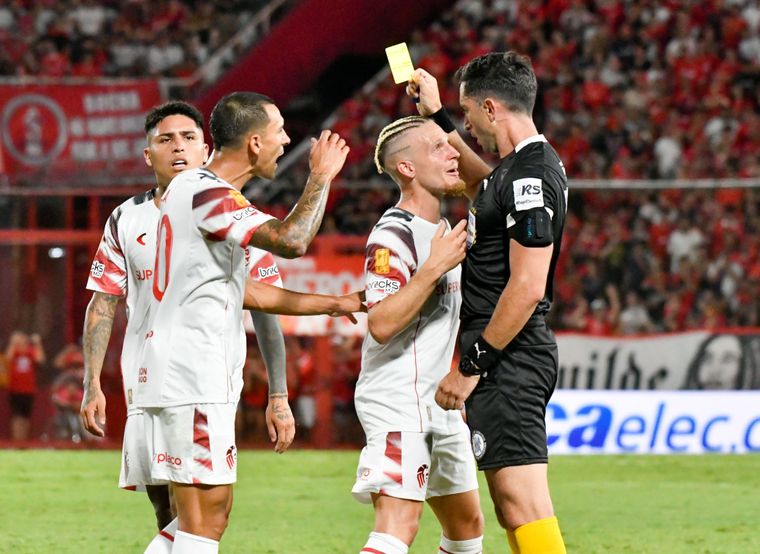 Santiago Ascacibar recibe la amonestación en Independiente-Estudiantes por parte del árbitro Nazareno Arasa. ¿Habrá sido su último partido en el Pincha?