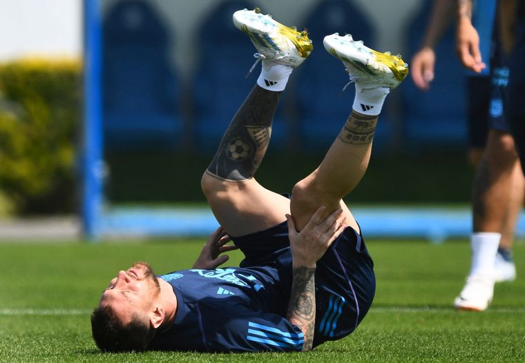 Messi de cabeza. Así lo tienen los chamanes peruanos para intentar hechizarlo. Foto: Noticias Argentinas