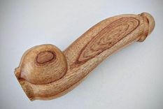 La compra de 10.000 penes de madera ha generado una gran polémica.