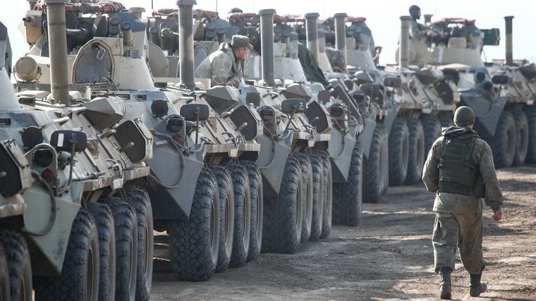 Rusos con vehículos anfibios, en la península ucrania de Crimea, anexada en 2014. Foto: Tass.