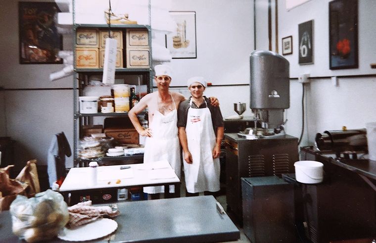 Duilio es un maestro heladero de la vieja escuela y asegura que nadie hace un dulce de leche como el de él. Duilio es un maestro heladero de la vieja escuela y asegura que nadie hace un dulce de leche como el de él.