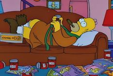 La esculrura de nieve emula a Homero Simpson recostado en su sillón