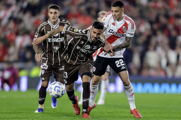 Nacho Vázquez, protagonista de un insólito momento en el Monumental. Foto: Fotobaires