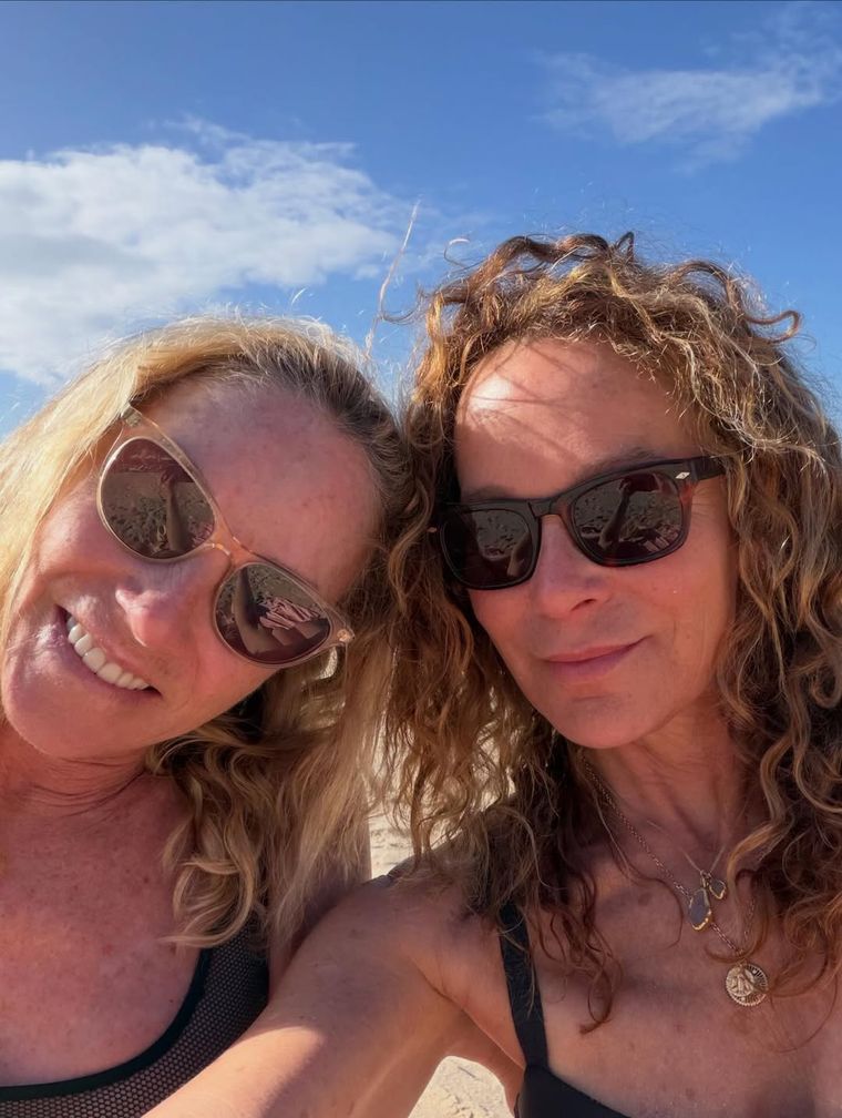 Jennifer Grey disfrutó del sol y la playa junto a una amiga. Jennifer Grey disfrutó del sol y la playa junto a una amiga.