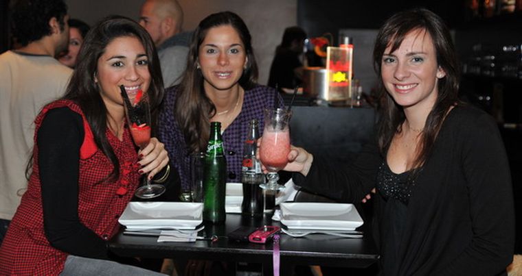 Brindis por la amistad. Yamila González, Silvina Ambrosi y Marian Rodríguez. Foto: Gerardo Gómez / MDZ