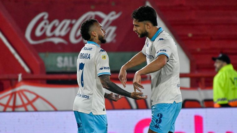 Duván Vergara festeja su gol con Di Cesare, en el 1-0 de Racing ante Huracán.