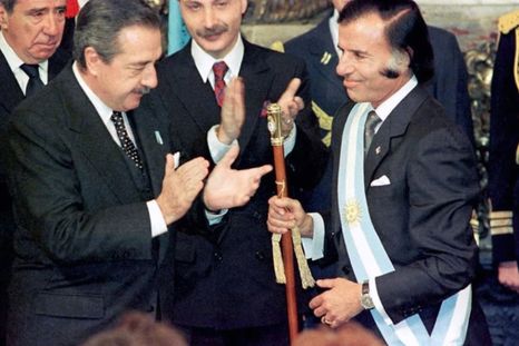 Menem alfonsín El primer traspaso de mando de dos presidente democráticos luego de la dictadura. Menem alfonsín El primer traspaso de mando de dos presidente democráticos luego de la dictadura.