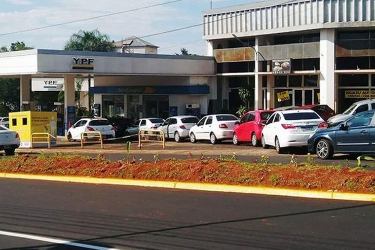 Largas filas en las estaciones de servicio de Misiones. Foto: Alejandro Spivak