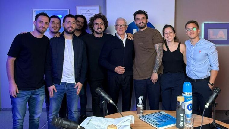 Invertí 15 millones de dólares en Alpargatas y me decían que estaba loco. Al año siguiente valía 1.000 millones”, muestra Costantini. 