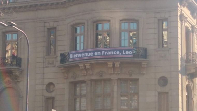 Bandera de bienvenida para Messi en el balcón de la Embajada de Francia ubicada en Cerrito y Arroyo.
