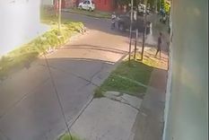 El terrible accidente fue captado por las cámaras de seguridad de la zona